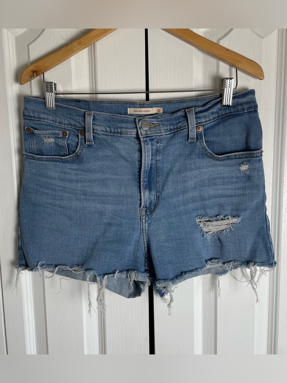 Levi’s High Rise Shorts Womens 32 Blue Medium Wash Denim Cut Off Stretch Sculpt